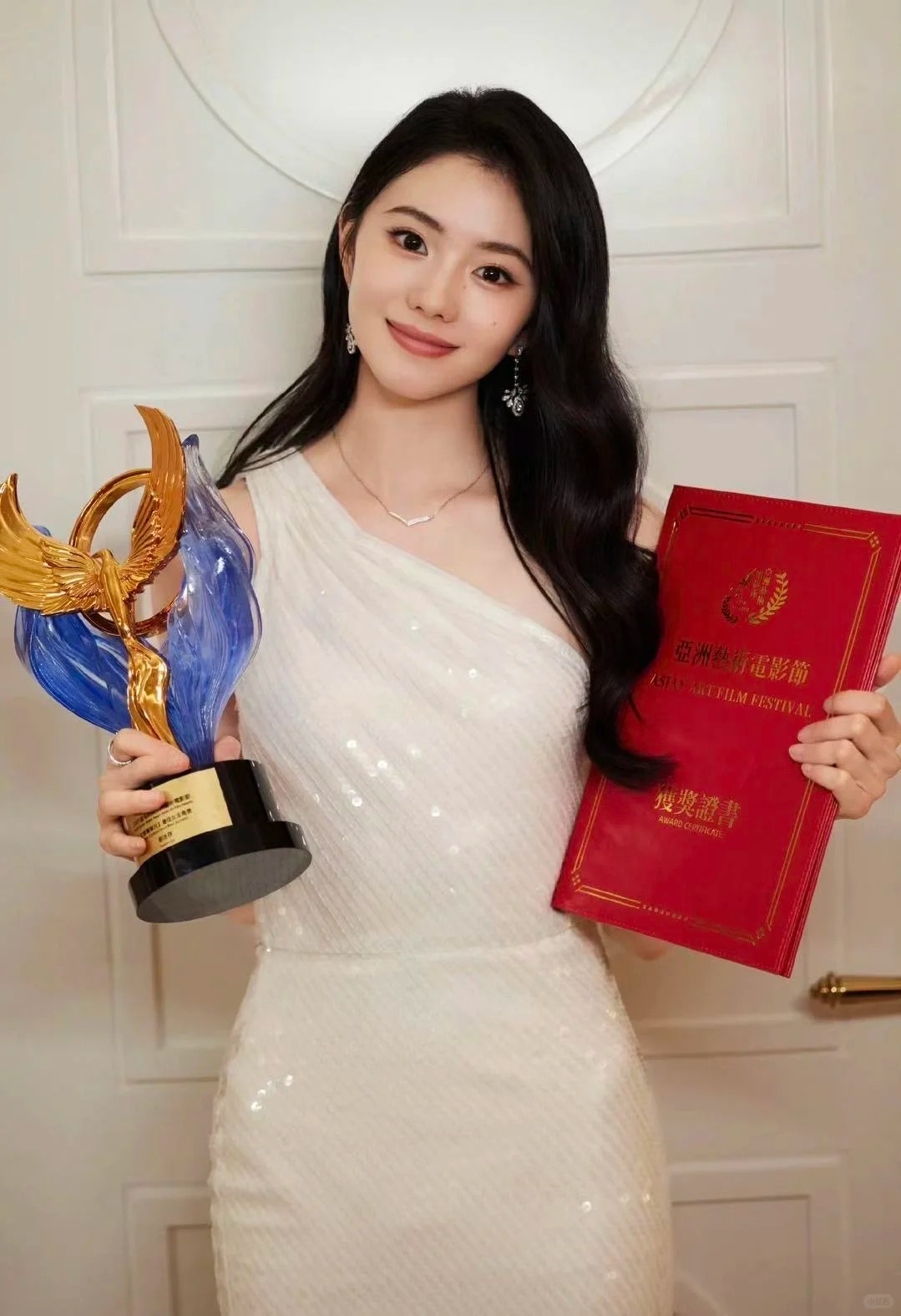 被刘浩存去年亚洲艺术电影节造型美晕了